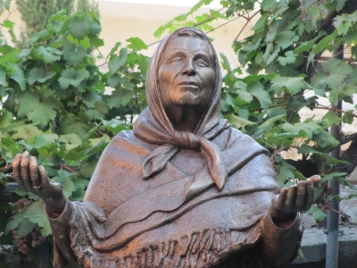 Бюст-паметник на пророчицата Ванга бе открит днес в двора на нейната къща в Петрич